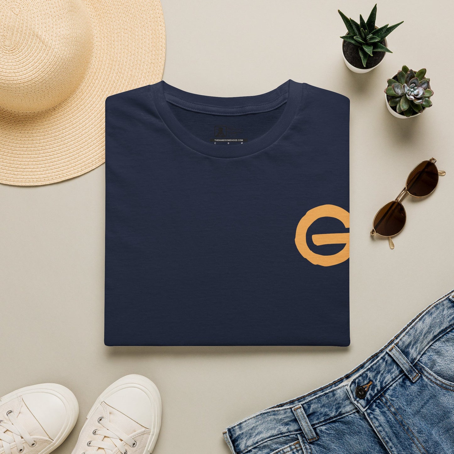 Minimal Gold 'G' Logo T-Shirt — Casual Branded Chest Emblem Tee