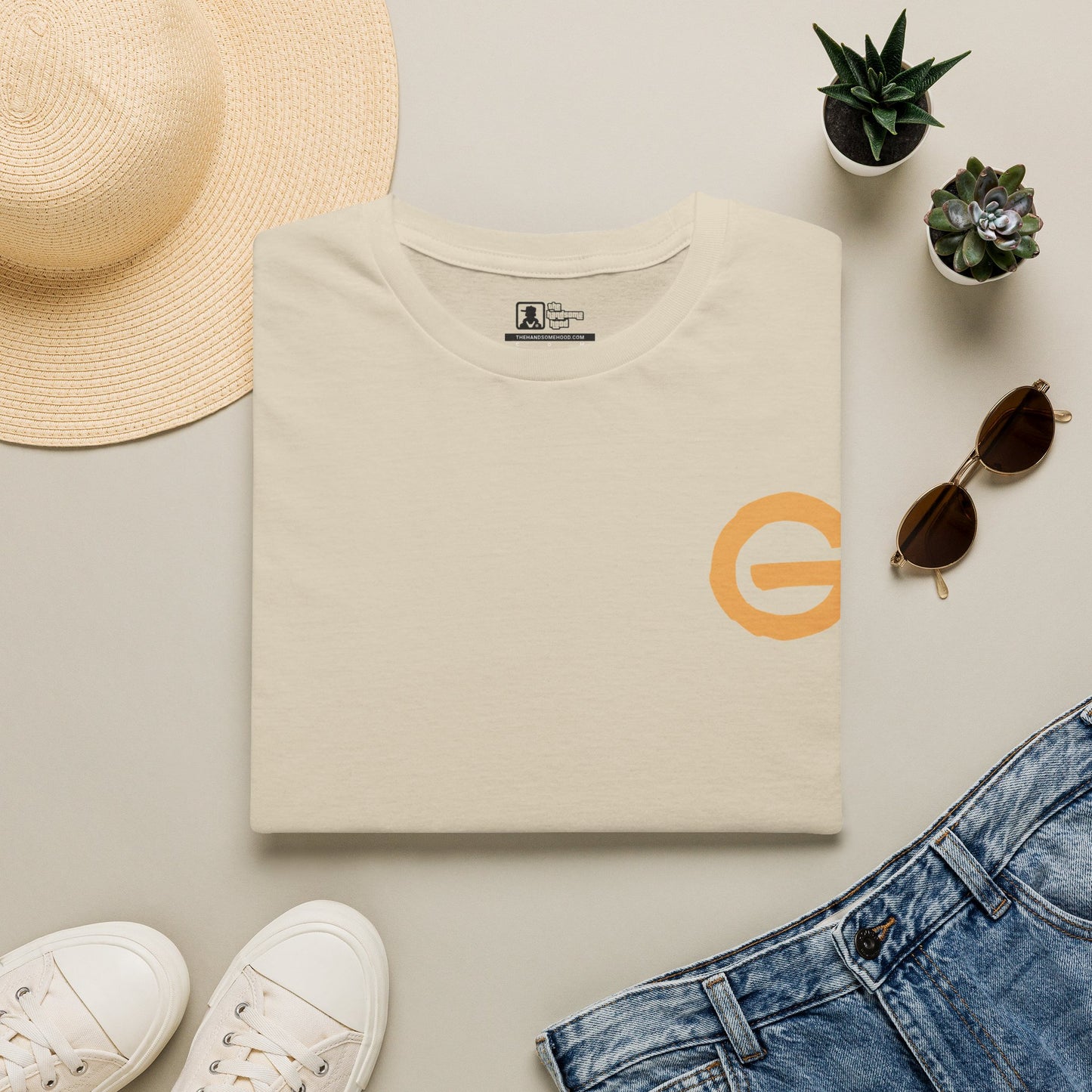 Minimal Gold 'G' Logo T-Shirt — Casual Branded Chest Emblem Tee