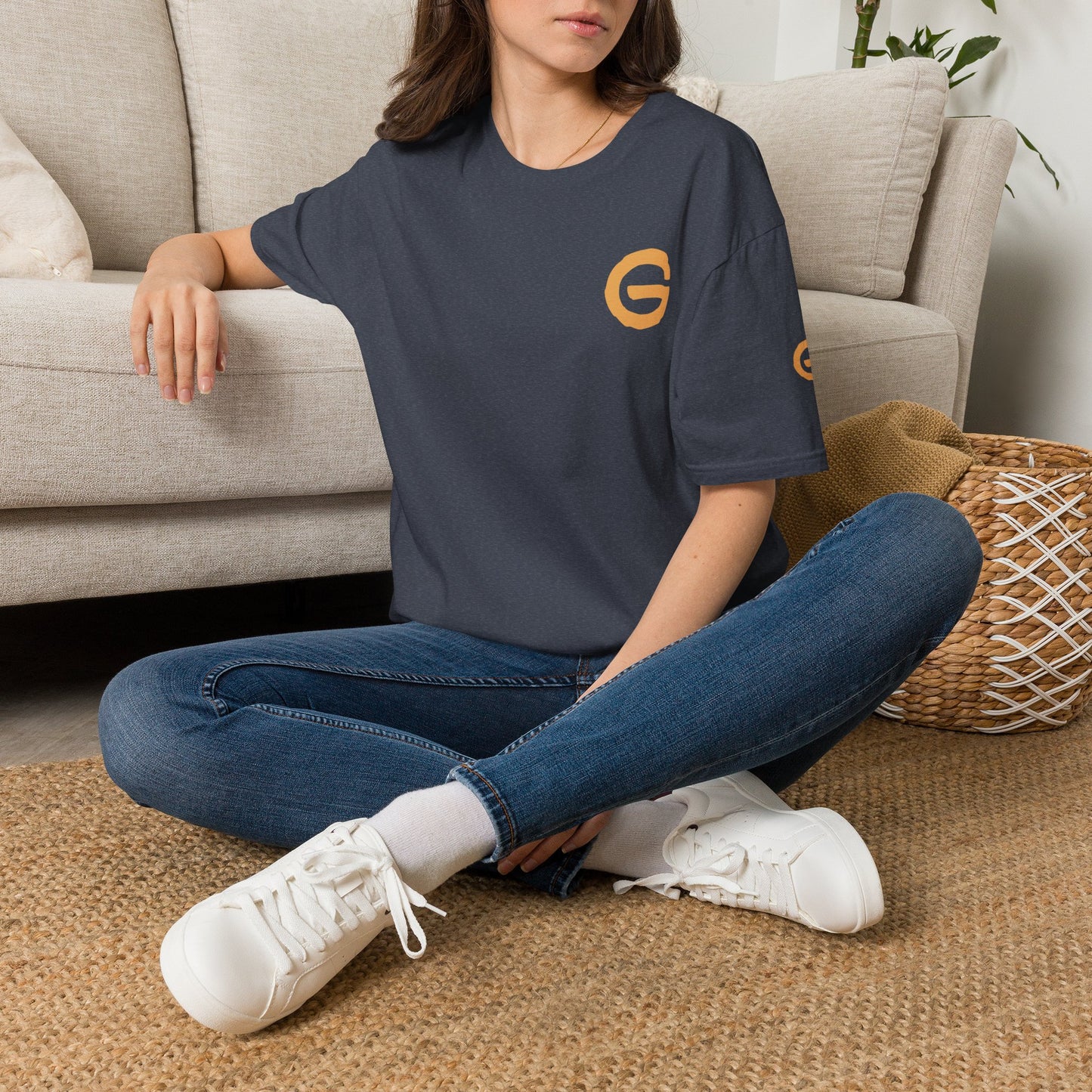 Minimal Gold 'G' Logo T-Shirt — Casual Branded Chest Emblem Tee