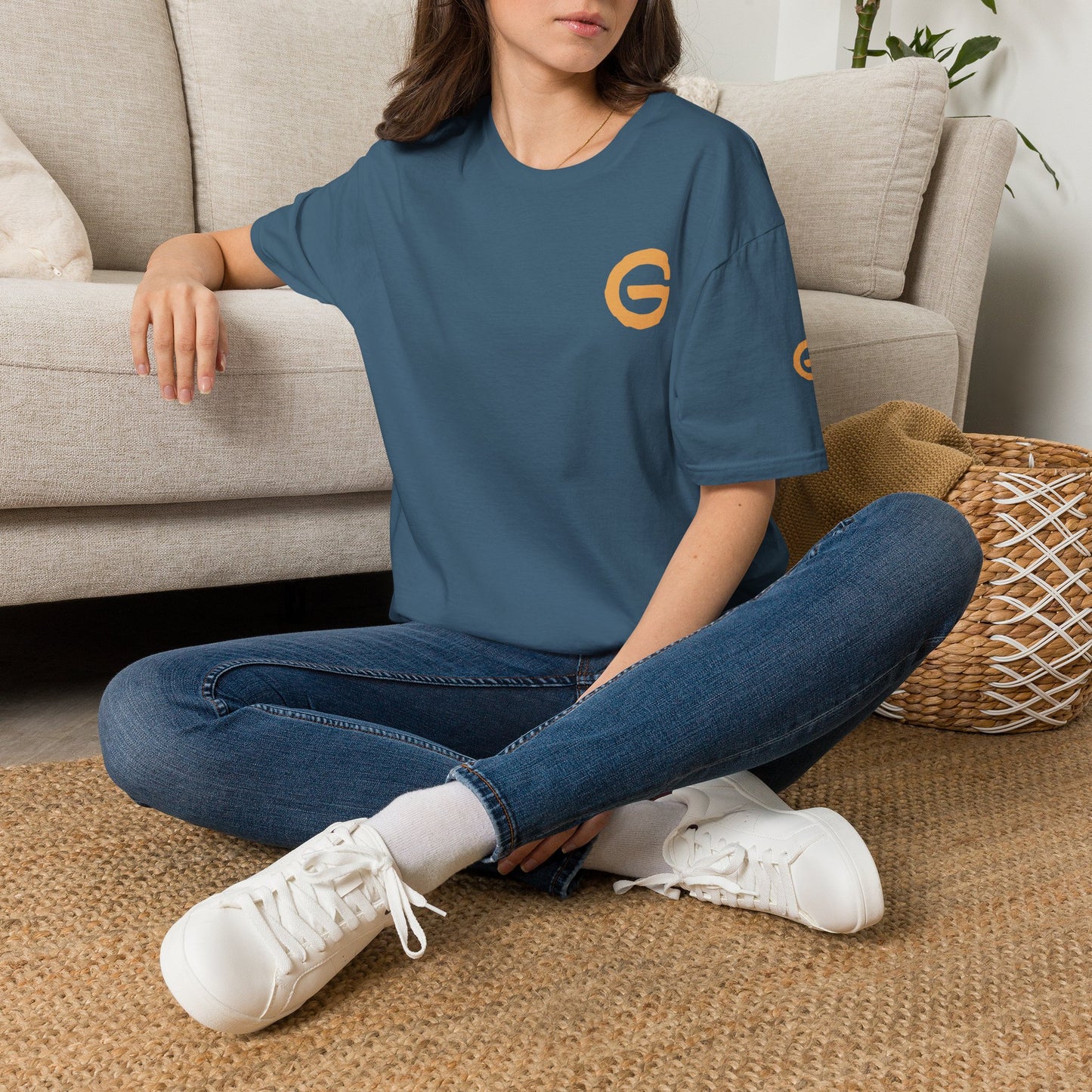 Minimal Gold 'G' Logo T-Shirt — Casual Branded Chest Emblem Tee