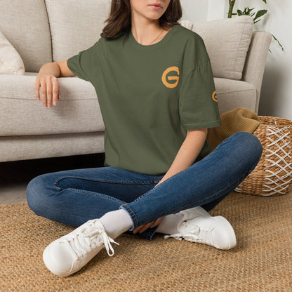 Minimal Gold 'G' Logo T-Shirt — Casual Branded Chest Emblem Tee