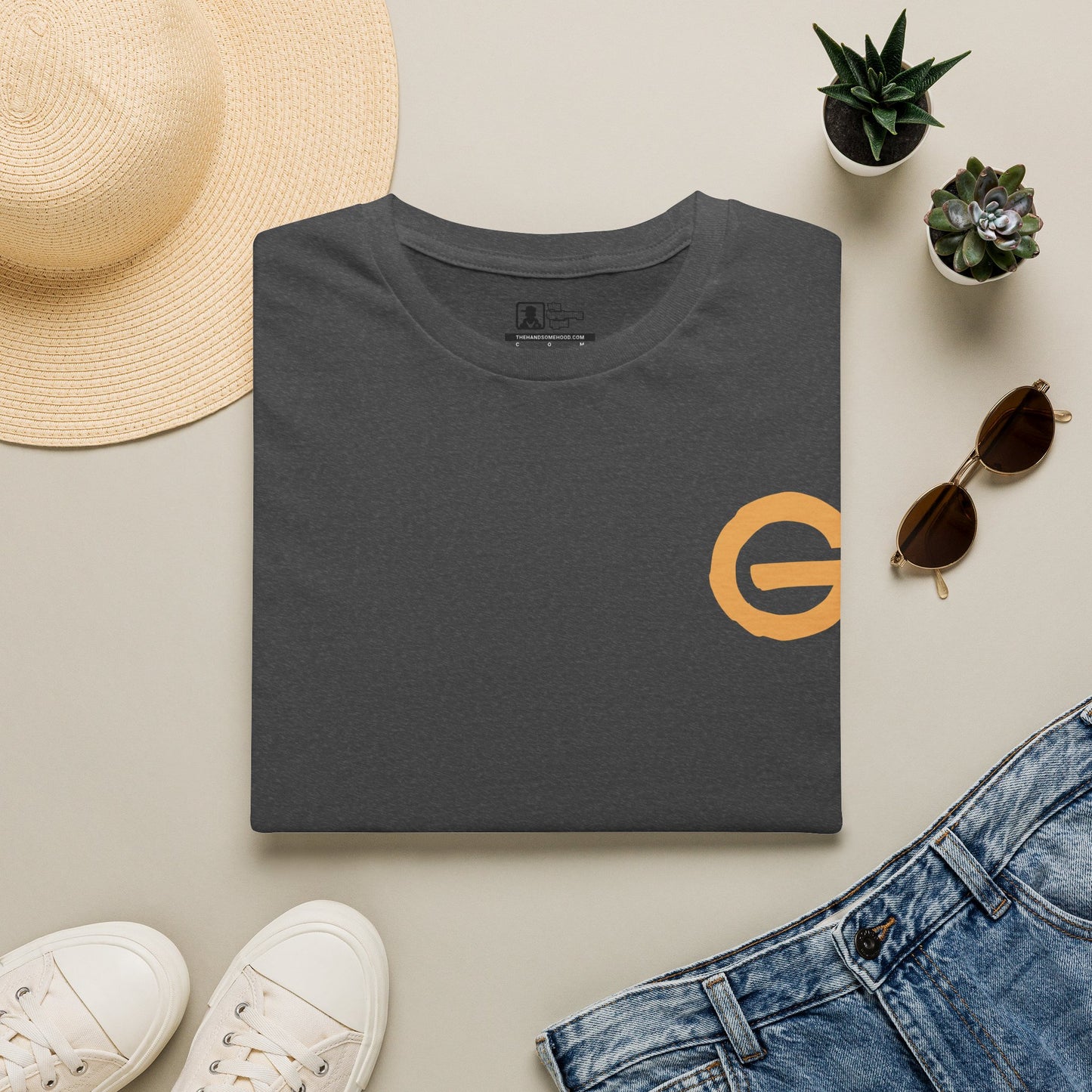 Minimal Gold 'G' Logo T-Shirt — Casual Branded Chest Emblem Tee