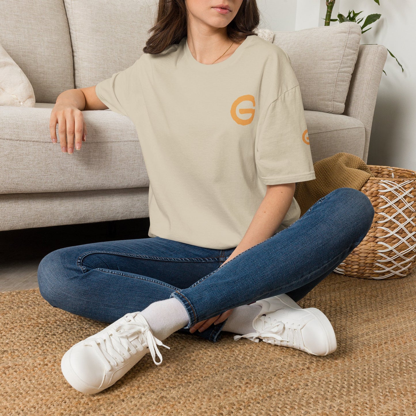 Minimal Gold 'G' Logo T-Shirt — Casual Branded Chest Emblem Tee