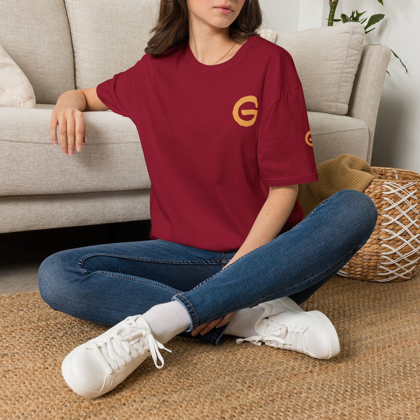 Minimal Gold 'G' Logo T-Shirt — Casual Branded Chest Emblem Tee
