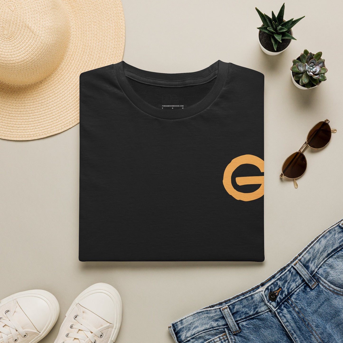 Minimal Gold 'G' Logo T-Shirt — Casual Branded Chest Emblem Tee