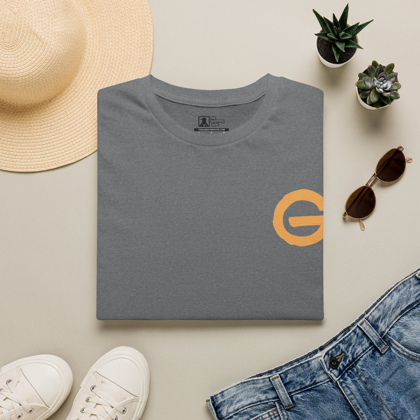 Minimal Gold 'G' Logo T-Shirt — Casual Branded Chest Emblem Tee