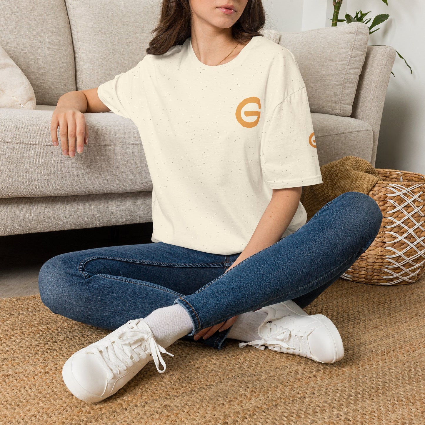 Minimal Gold 'G' Logo T-Shirt — Casual Branded Chest Emblem Tee