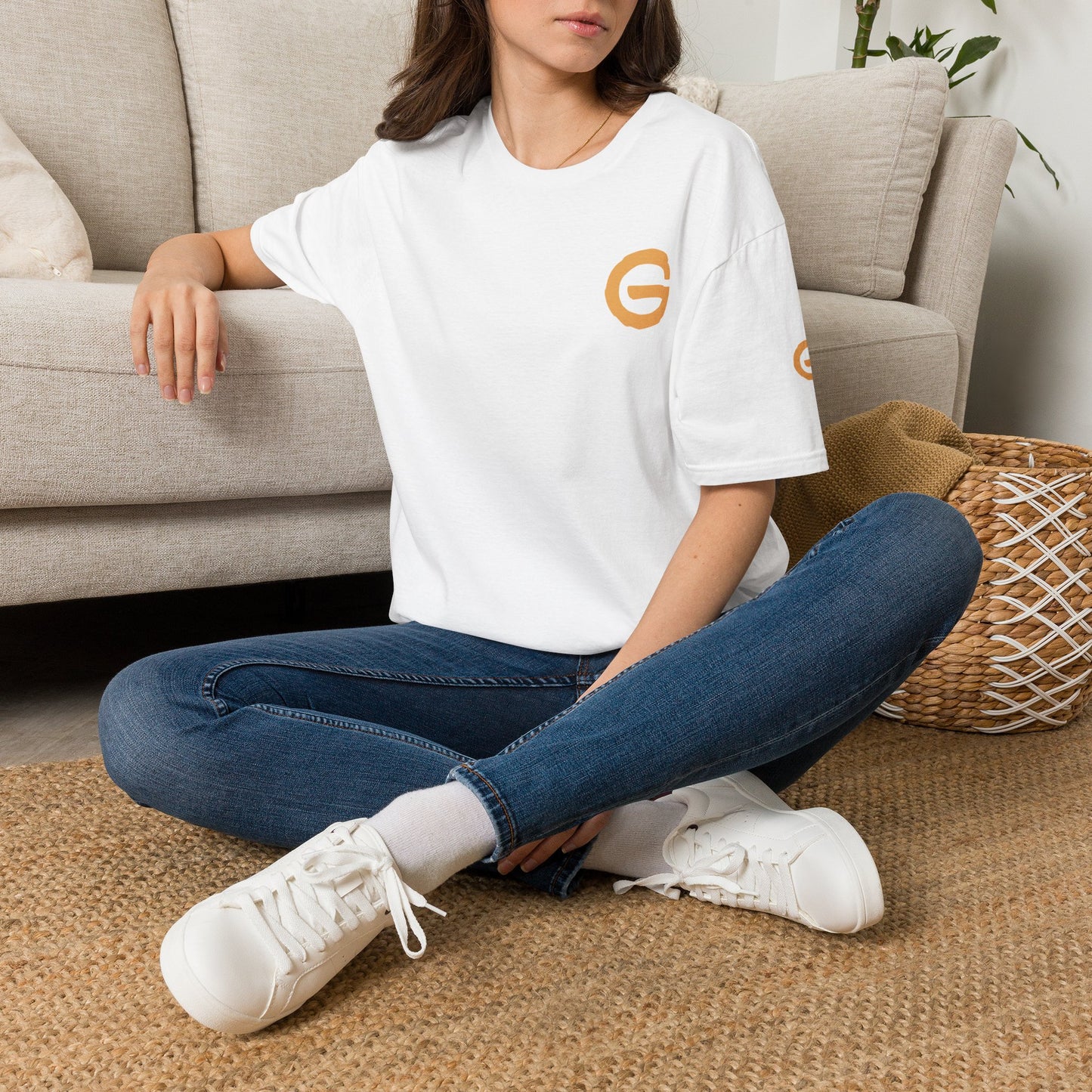 Minimal Gold 'G' Logo T-Shirt — Casual Branded Chest Emblem Tee