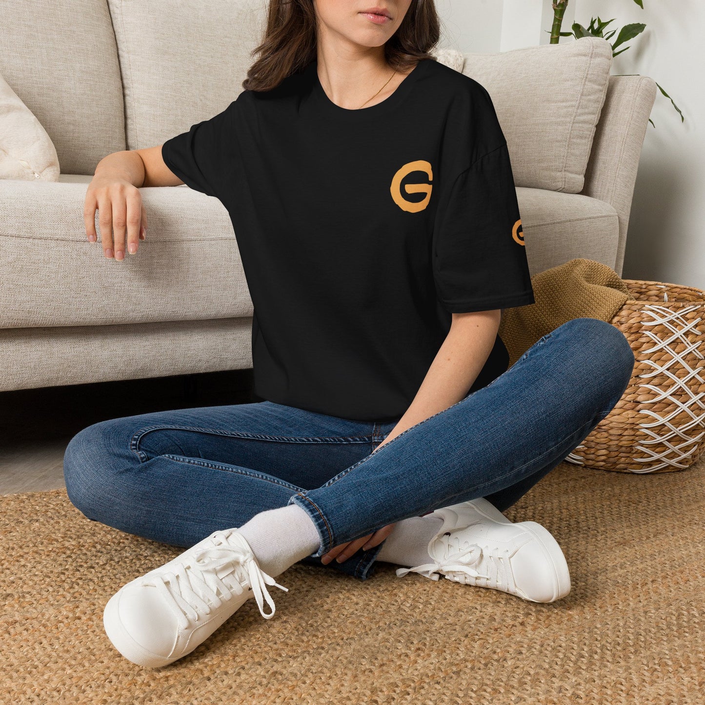 Minimal Gold 'G' Logo T-Shirt — Casual Branded Chest Emblem Tee