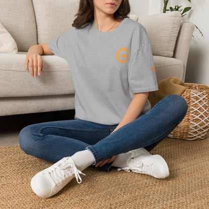 Minimal Gold 'G' Logo T-Shirt — Casual Branded Chest Emblem Tee