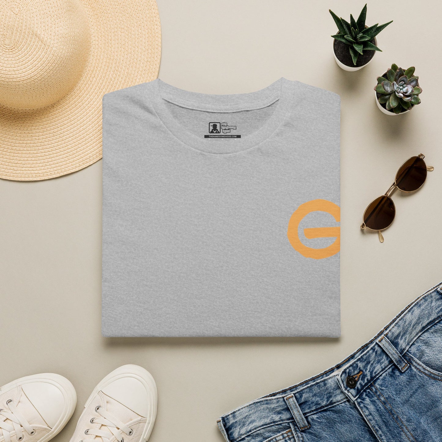 Minimal Gold 'G' Logo T-Shirt — Casual Branded Chest Emblem Tee