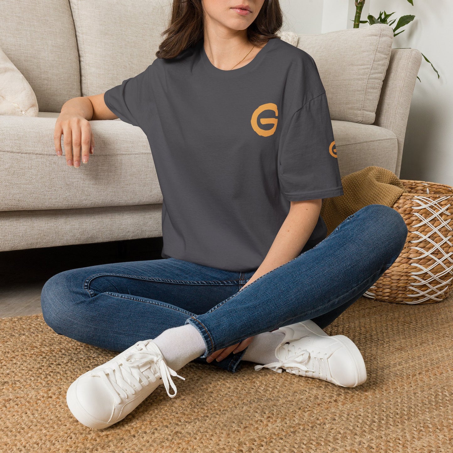 Minimal Gold 'G' Logo T-Shirt — Casual Branded Chest Emblem Tee