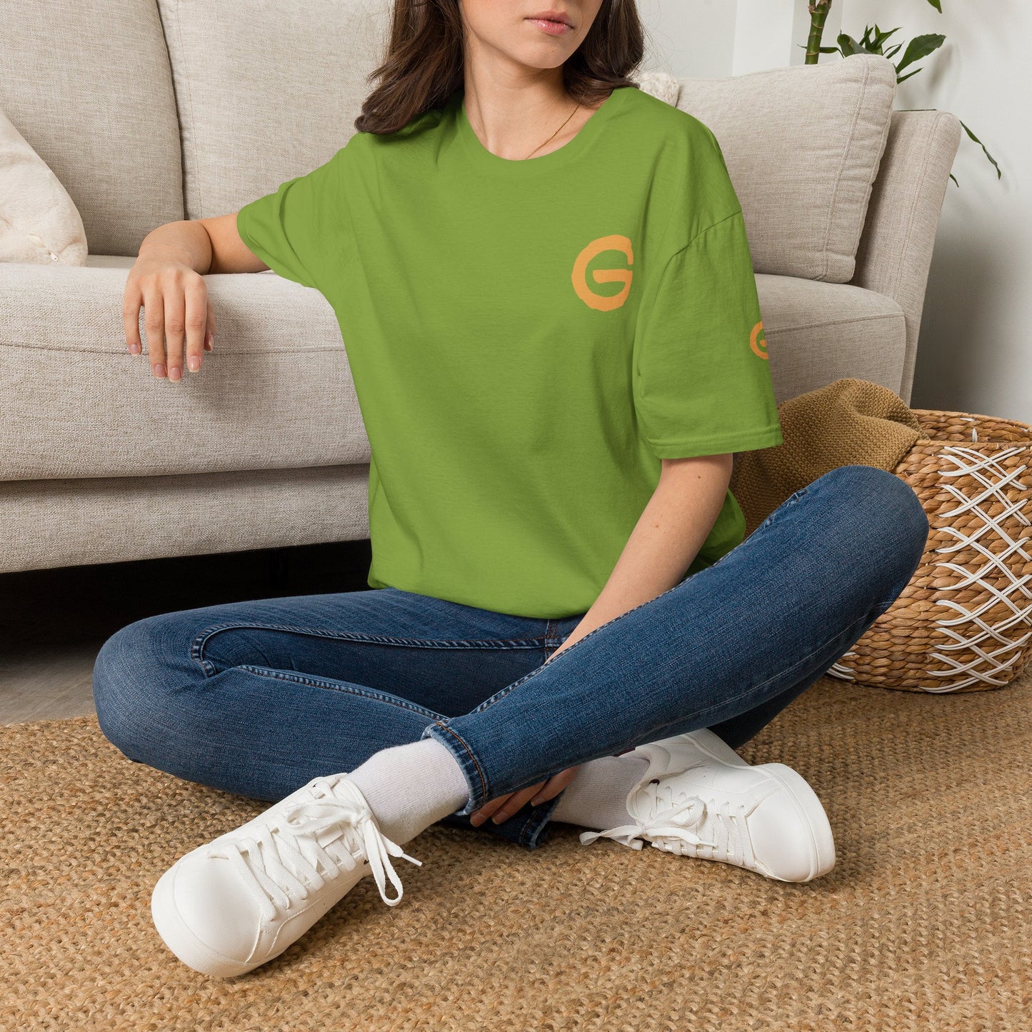 Minimal Gold 'G' Logo T-Shirt — Casual Branded Chest Emblem Tee